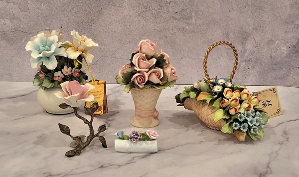 Lot 1340 - PORCELAIN POSIES