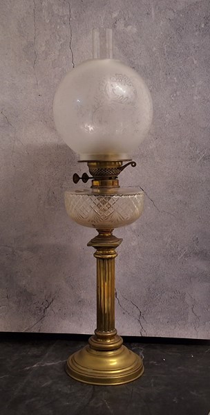 Lot 1393 - KEROSENE LAMP