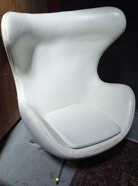 Lot 39 - EGG CHAIR