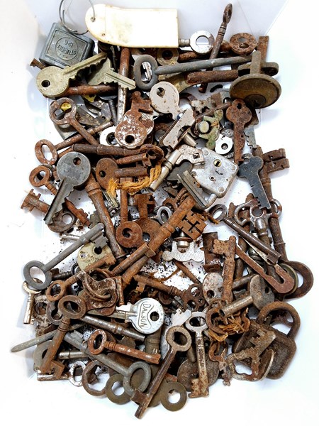 Lot 1196 - KEYS