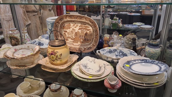 Lot 1351 - DECORATIVE CHINAWARE