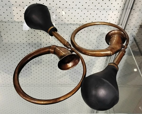 Lot 1286 - CAR HORNS