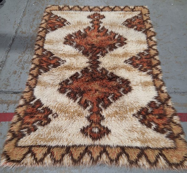 Lot 27 - SHAG PILE RUG