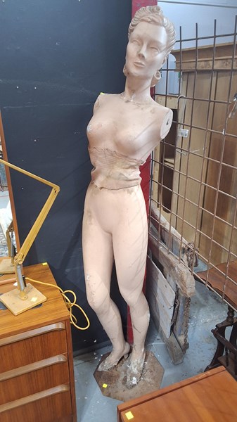 Lot 42 - MANNEQUIN