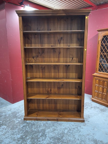 Lot 324 - BOOKSHELF