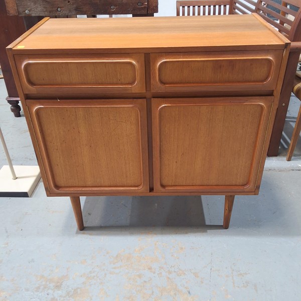 Lot 8 - SIDEBOARD CABINET