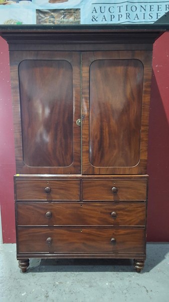 Lot 102 - LINEN PRESS
