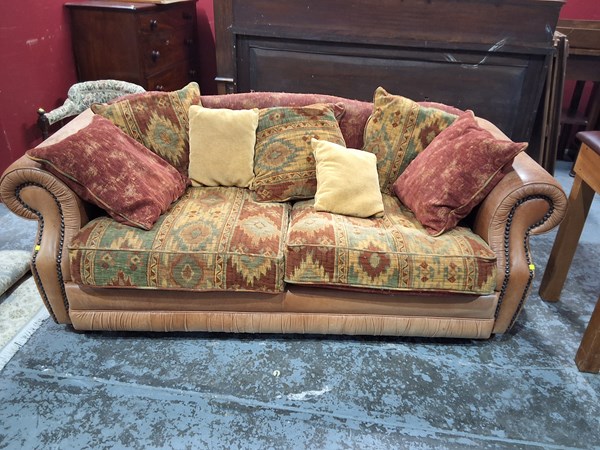 Lot 143 - SETTEE