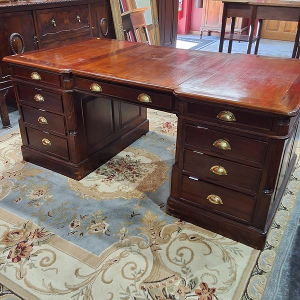 Lot 124 - DESK