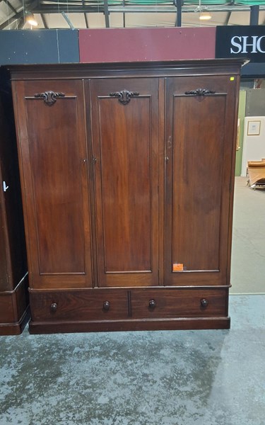 Lot 172 - WARDROBE