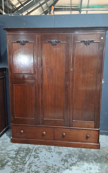 Lot 173 - WARDROBE