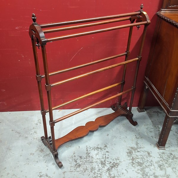 Lot 126 - TOWEL RAIL