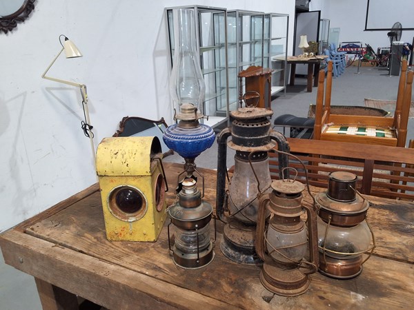 Lot 120 - LAMPS