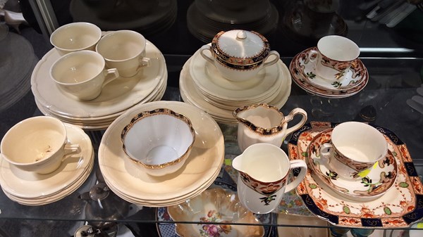 Lot 1352 - DINNERWARE
