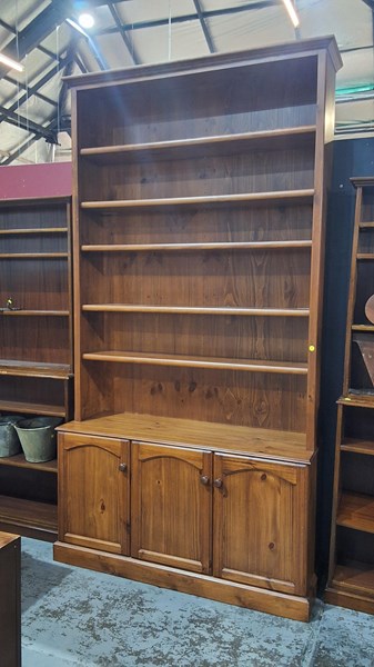Lot 159 - BOOKSHELF