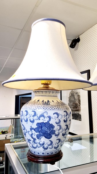 Lot 1187 - TABLE LAMP