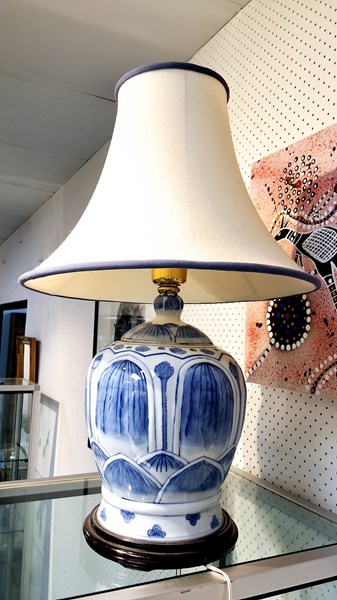 Lot 1181 - TABLE LAMP