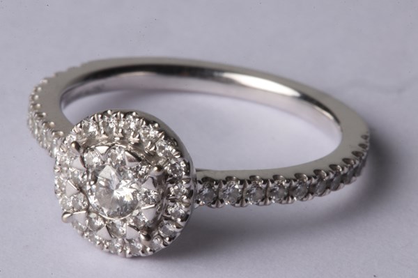 Lot 1022 - DIAMOND RING