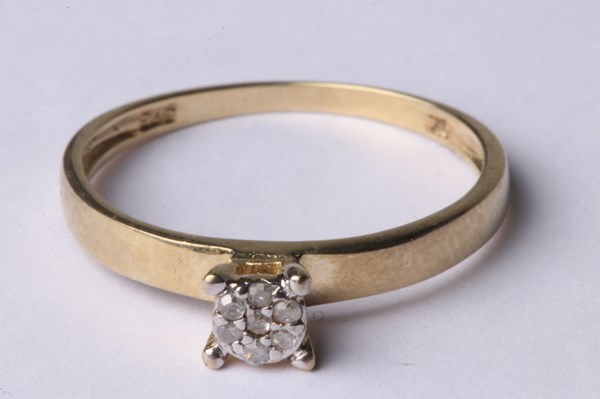 Lot 1009 - GOLD & DIAMOND RING