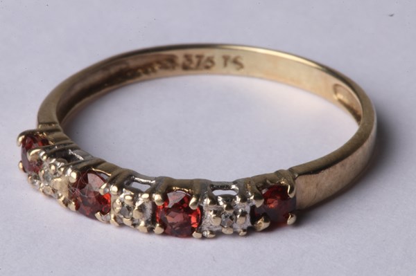 Lot 1005 - GOLD RING