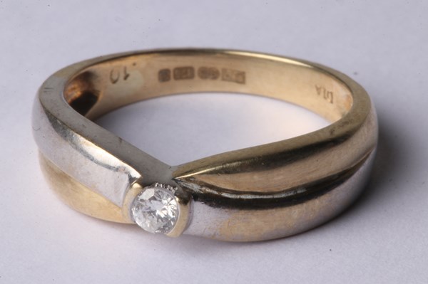 Lot 1012 - GOLD & DIAMOND RING