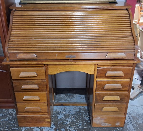 Lot 69 - DESK