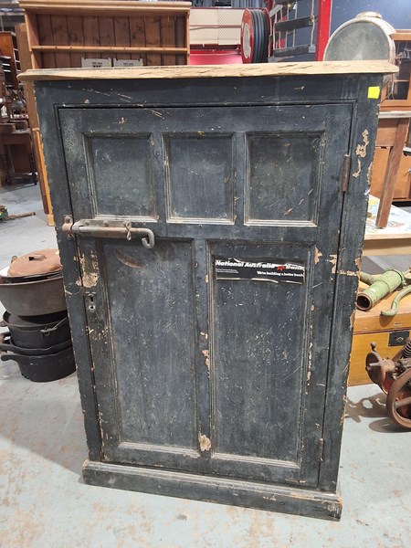 Lot 289 - PIDGEON HOLE CUPBOARD