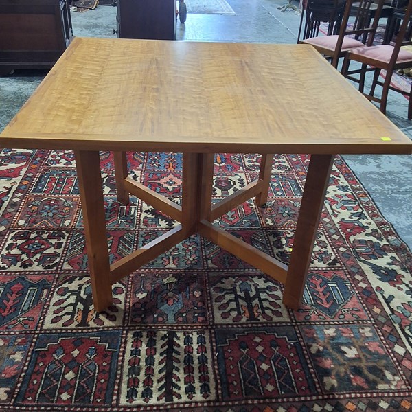 Lot 29 - DINING TABLE