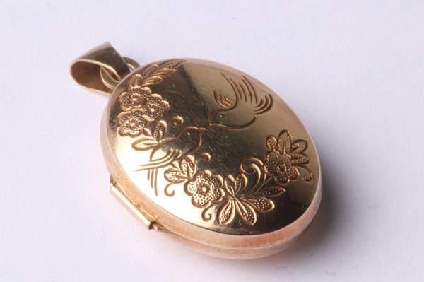 Lot 1016 - GOLD LOCKET