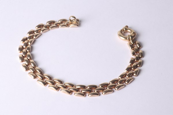 Lot 1008 - GOLD BRACELET