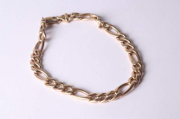 Lot 1015 - GOLD BRACELET