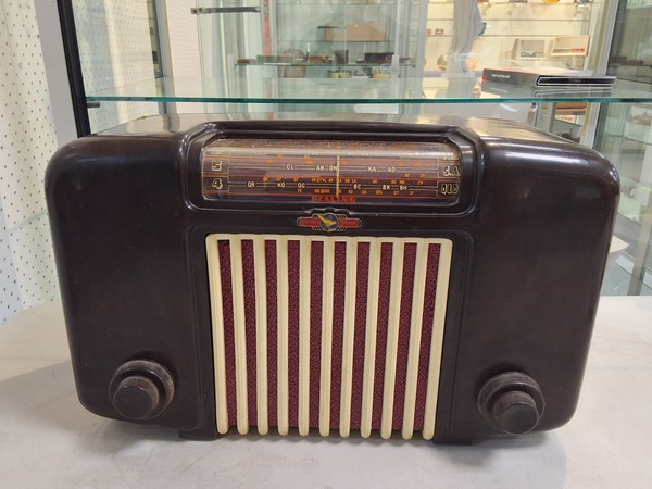 Lot 1276 - BAKELITE RADIO