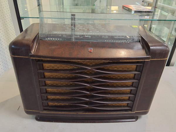 Lot 1247 - BAKELITE RADIO