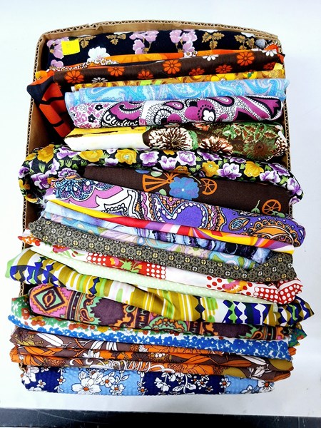 Lot 1250 - VINTAGE FABRICS