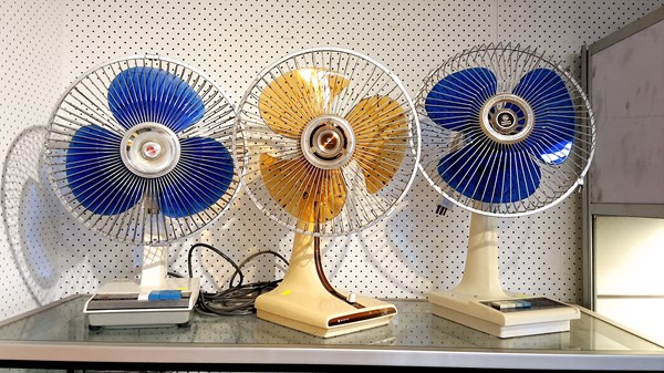 Lot 1323 - TABLE FANS