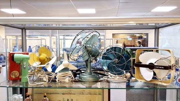 Lot 1333 - TABLE FANS