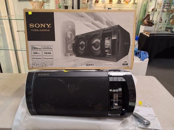 Lot 318 - HOME AUDIO DOCKING SYSTEM