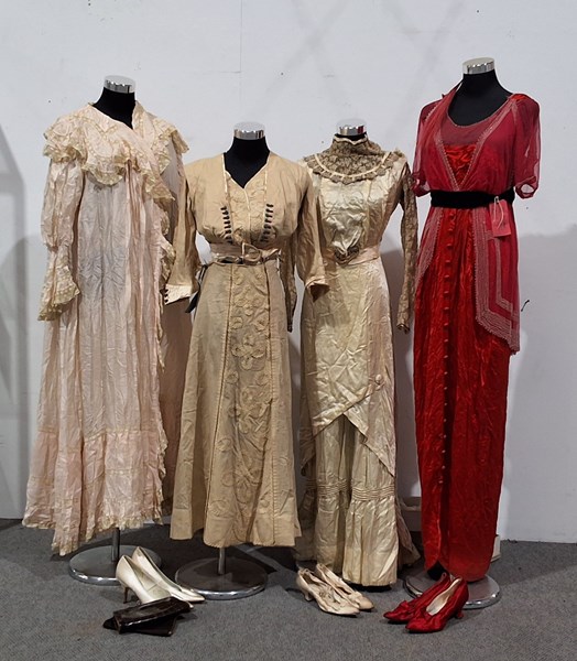 Lot 1168 - EARLY 20TH CENTURY GOWNS