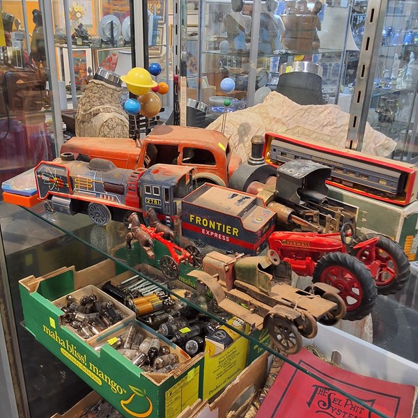 Lot 1367 - TOYS