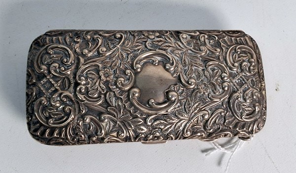 Lot 1037 - SILVER PURSE