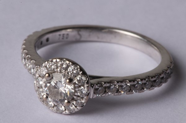 Lot 1018 - DIAMOND RING