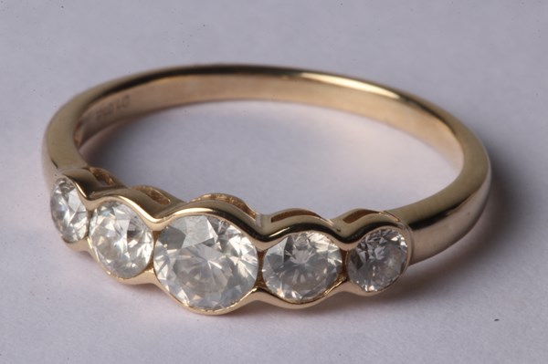 Lot 1014 - DIAMOND RING