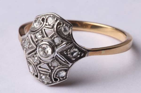 Lot 1003 - GOLD & DIAMOND RING