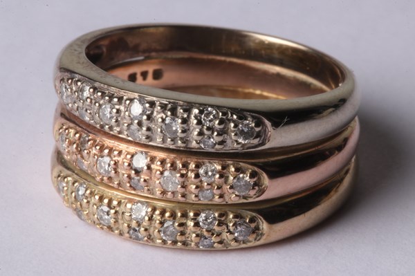 Lot 1002 - GOLD RING
