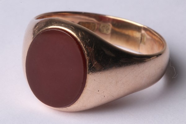 Lot 1013 - GOLD RING