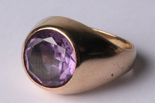 Lot 1001 - GOLD AMETHYST RING