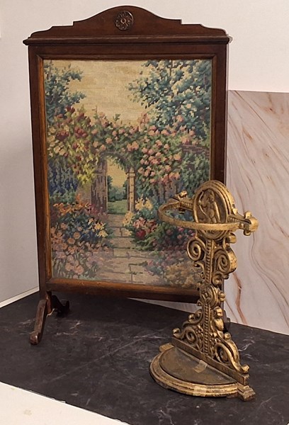 Lot 359 - FIRESCREEN & UMBRELLA STAND