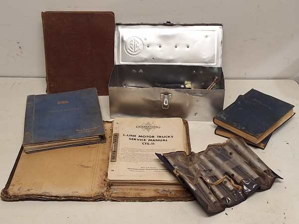Lot 1408 - TOOLS AND SERVICE MANUALS