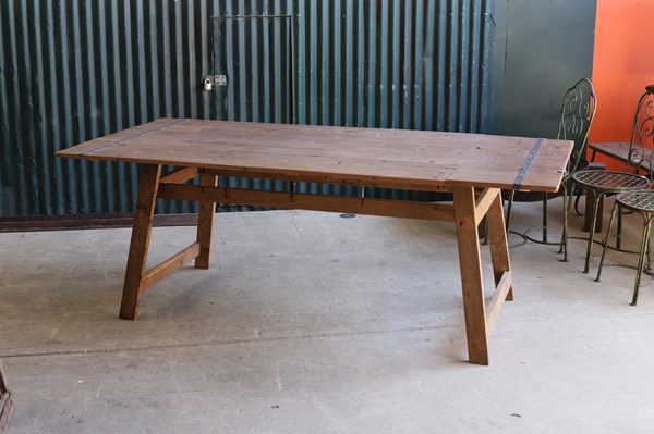 Lot 20 - DINING TABLE
