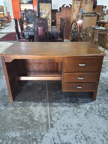 Lot 342 - DESK